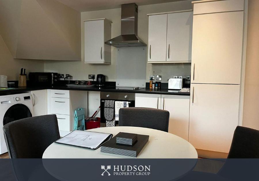 Central Townhouse With Parking Telford Exterior foto